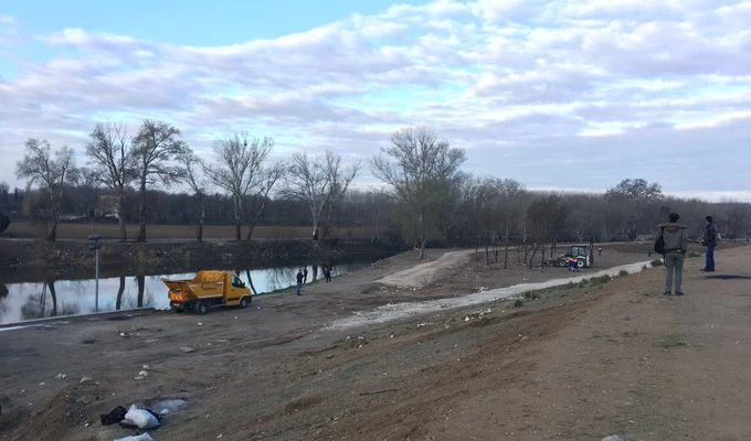 Έβρος: Παράνομοι μετανάστες προσπαθούν να περάσουν το ποτάμι και βρίζουν τους Έλληνες